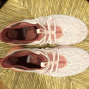 Nike woman’s running flex sneakers!